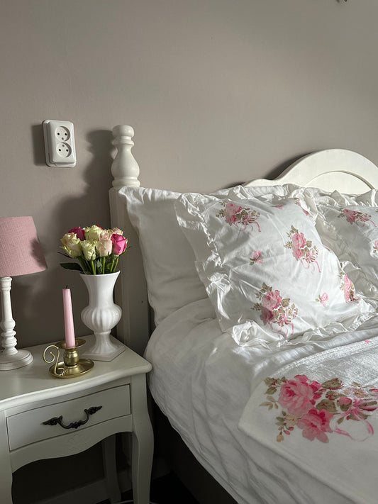 Floral ruffled pillowcase